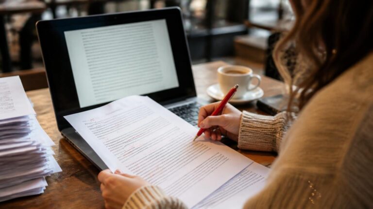 Freelancers limpian contenido IA sin alma y sufren sobrecarga