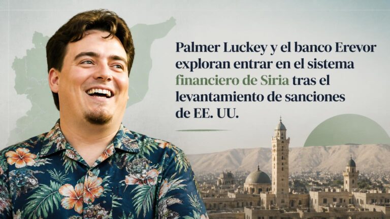Imagen generada ilustrativa: hombre sonriente con camisa de flores a la izquierda, silueta de un mapa al fondo y panorama urbano con cúpulas y minaretes a la derecha; texto en español.